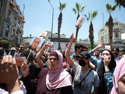 Manifestación en Ramala, Cisjordania, por la muerte del activista Nizar Banat mientras estaba bajo custodio de las fuerzas de seguridad de la Autoridad Palestina.