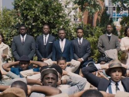 David Oyelowo, como Martin Luther King (al fondo, segundo por la derecha de los cuatro trajeados) en el filme.