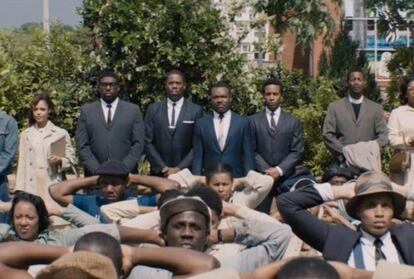 David Oyelowo, como Martin Luther King (al fondo, segundo por la derecha de los cuatro trajeados) en el filme.