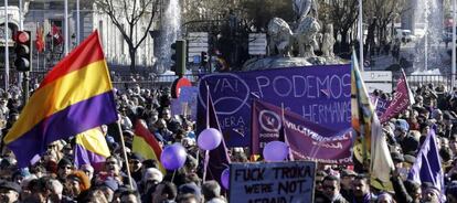 Numerosas personas aguardan junto a la fuente de La Cibeles.