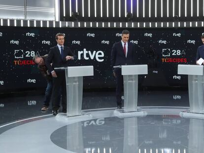 Pablo Casado, Pedro Sánchez, Albert Rivera y Pablo Iglesias, se preparan antes del comienzo del debate de RTVE.