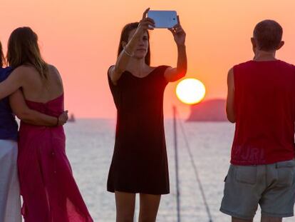 'Selfie' veraniego con atardecer de fondo en Cala Compte, en Ibiza.