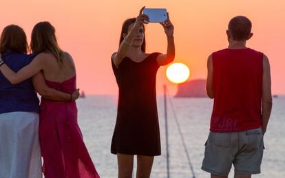 'Selfie' veraniego con atardecer de fondo en Cala Compte, en Ibiza.