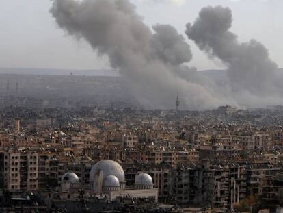 Columnas de humo tras los ataques de este s&aacute;bado en el este de Alepo.
