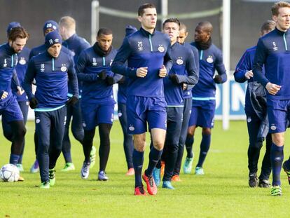 Los jugadores del PSV durante el entrenamiento este martes.