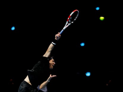 Thiem sirve durante el partido contra Tsitsipas en el O2 de Londres.