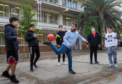 Heredia, en el patio junto a los estudiantes de El Til·ler.
 