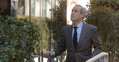 El ex alto cargo de supervisión del Banco de España Jerónimo Martínez Tello, a su llegada a la Audiencia Nacional donde hoy declara como investigado junto a Mariano Herrero por la salida a bolsa de Bankia. EFE/Juan Carlos Hidalgo