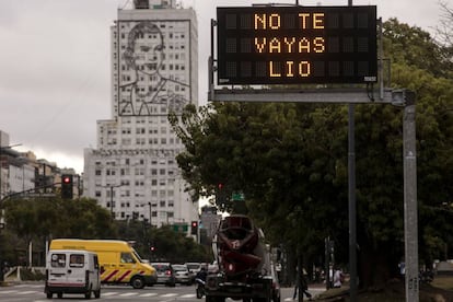 Un mensaje de apoyo a Messi en los paneles digitales de tráfico en Buenos Aires.