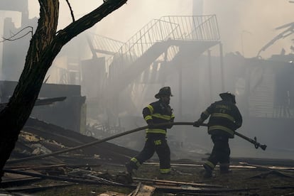 Unos 125 bomberos de distintos cuerpos acudieron al lugar e intentaron sofocar las llamas que pudieron ser controladas este martes.