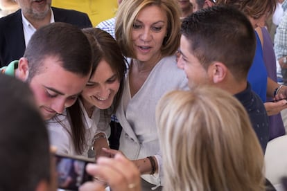 Cospedal se somete a la moda imperante en esta campaña tras cada mitin, acto público o comparecencia: todos los asistentes reclaman una foto o un selfie.