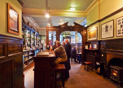 Barra del Sandy Bell's Folk Bar, en Forrest Road (Edimburgo).