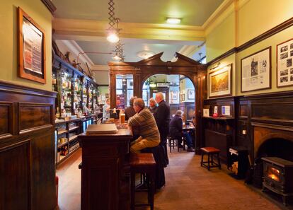 Barra del Sandy Bell's Folk Bar, en Forrest Road (Edimburgo). 