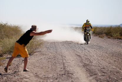 El piloto español Jose Manuel Pellicer del equipo Suzuki en las Dunas de Nihuil, en Argentina.