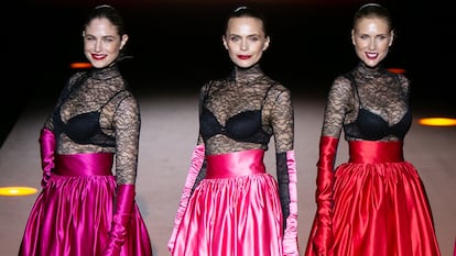 Martina Klein, Verónica Blume y Judit Mascó desfilando juntas para Andrés Sardá en 2020.