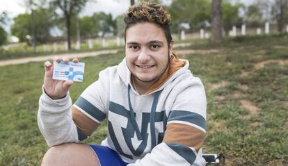 En Mario ensenya la seva targeta sanit&agrave;ria. 