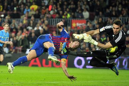 Puyol remata a gol ante Roberto.