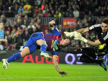 Puyol remata a gol ante Roberto.