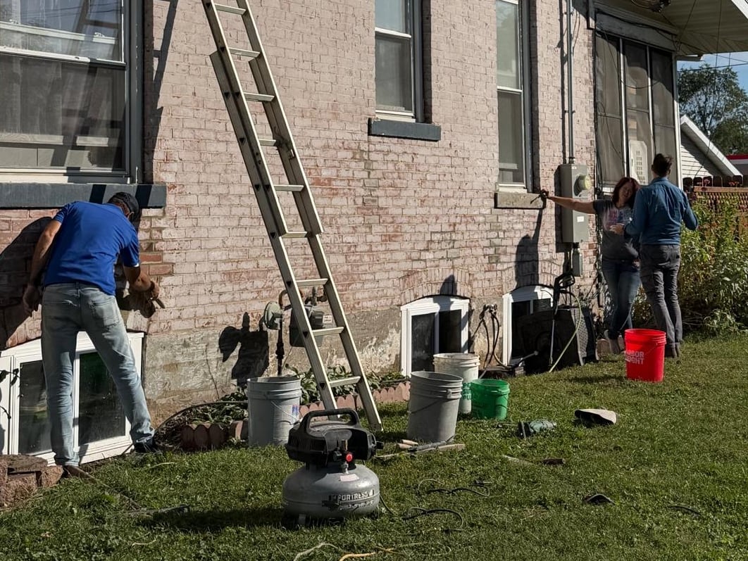 La pareja Pfeiffer acuchilla la fachada de una vivienda en Fort Madison.