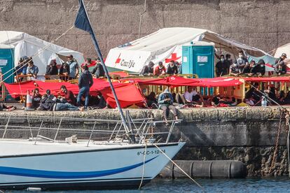 Más de 2.300 inmigrantes permanecían hacinados ayer en el muelle de Arguineguín, Gran Canaria.