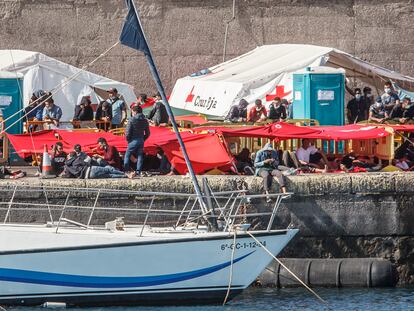 Más de 2.300 inmigrantes permanecían hacinados ayer en el muelle de Arguineguín, Gran Canaria.