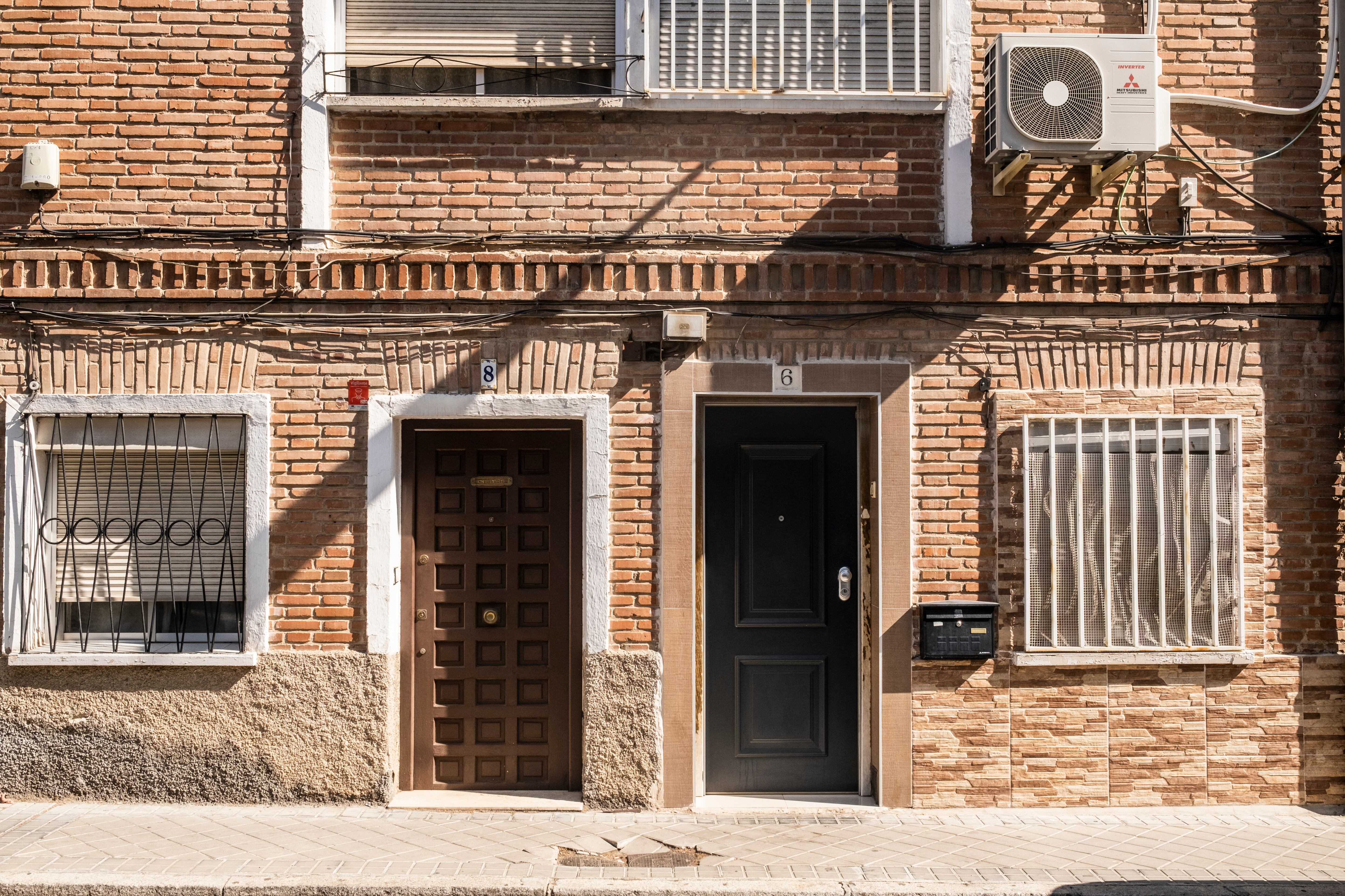 Fachada de dos viviendas en la colonia bomberos.