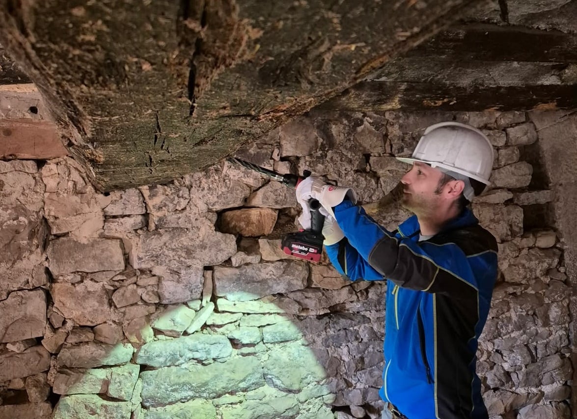 Ernesto Tejedor, del Museo Nacional de Ciencias Naturales (MNCN-CSIC), saca una muestra de una viga en la Torre Sancho, construida en el siglo XIII.