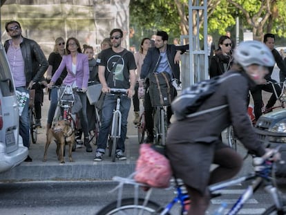 Carril bici a la plaça Tetuan de Barcelona.