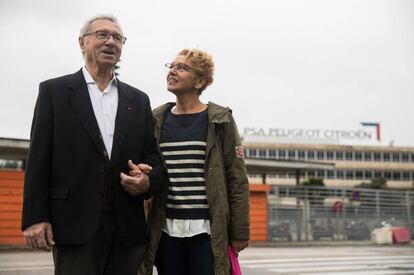 José Luis González, extrabajador de Citröen (Vigo) junto a su hija Yolanda, empleada de la planta.