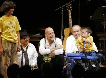 Danny DeVito, Bruce Willis y Jack Nicholson, con dos niños, durante la función benéfica.