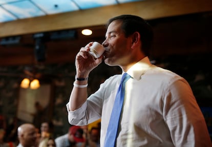 Marco Rubio bebe una taza de caf en un restaurante de Las Vegas, Nevada, en octubre de 2015.