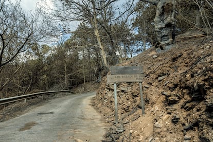 El letrero de entrada a San Vicente de Leira, calcinado, fotografiado este jueves.