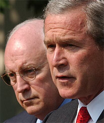 Bush y Cheney, durante la presentación de una nueva ley en el jardín de la Casa Blanca.