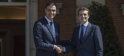 Pedro Sanchez recibe a Pablo Casado en la Moncloa.