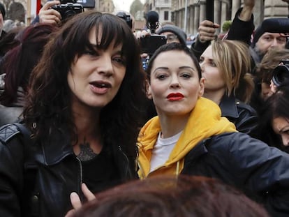 Asia Argento, à esquerda, com Rose McGowan em uma manifestação em Roma em março