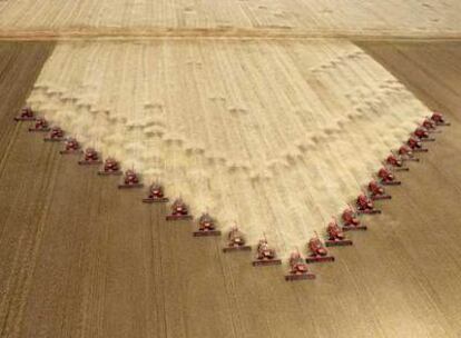 Cosechadoras roturan la tierra en un campo de soja en Mato Grosso (Brasil).