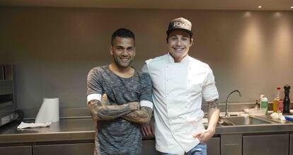 El futbolista Dani Alves (izquierda) y el cocinero João Alcántara.