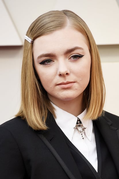 El mismo detalle que eligió la jovencísima Elsie Fisher para completar su original look de estilo masculino.
También melenita, esta vez con raya a un lado, lisa y recogida con una horquilla de strass.
Su maquillaje, también discreto y protagonizado por un delineado de estilo cat-eye.