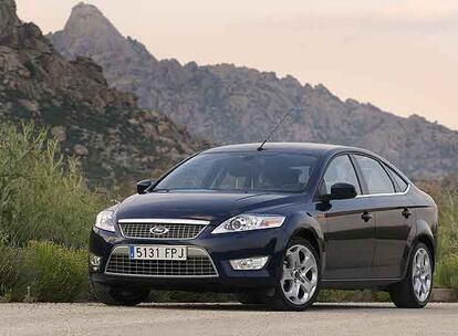 El nuevo Mondeo mantiene la línea clásica de las berlinas, pero adopta un frontal con más carácter y unos nervios más marcados que refuerzan su presencia y definen una imagen elegante y deportiva.