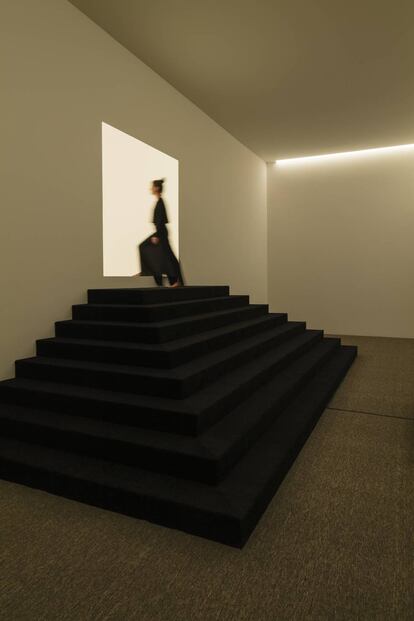 En su instalación 'Ganzfeld', el artista recrea el fenómeno de la pérdida de percepción de profundidad