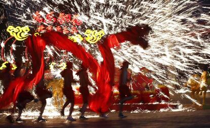 Bailarines realizan una danza del dragn del fuego durante una representacin para celebrar el tradicional Festival de Primavera de China en el primer da del A?o Nuevo Lunar chino, en el parque de atracciones Happy Valley en Pekn (China).