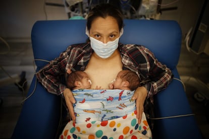 Mili América Antelo, with twins Ayla and Ayma, who were born by cesarean section while she was in intensive care for Covid-19.