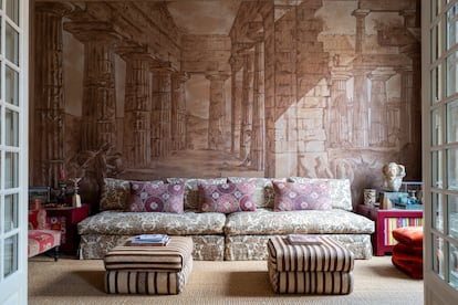 Toda la casa de Mondadori es un juego de texturas y estampados. Los sofás de uno de sus salones están decorados con cojines hechos con un suzani bordado antiguo y telas más recientes de Cabana for Schumacher. El trampantojo de la pared lo realizó el interiorista británico Ashley Hicks, pareja de Mondadori. El trompe l’oeil está inspirado en los dibujos que hizo Giovanni Battista Piranesi en las ruinas de la ciudad grecorromana de Paestum.