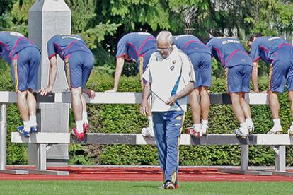 Los jugadores españoles hacen ejercicios de estiramiento en presencia de Luis Aragonés.