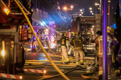 Incendio en dos naves ocupadas en Badalona, el miércoles por la noche.