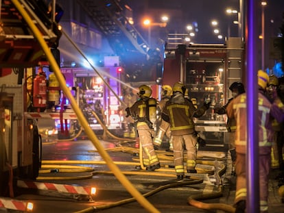 Incendio en dos naves ocupadas en Badalona, el miércoles por la noche.