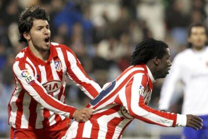 Agüero trata de detener a Ibrahima, que corre celebrando su gol.