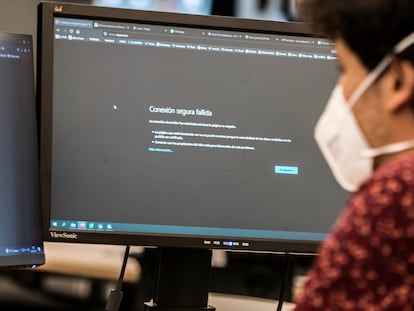 Usuário constata em seu computador a queda do servidor do EL PAÍS. Nesta tarde houve pane em vários sites.