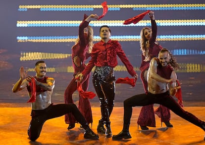 El cantante y bailarín de Rumania, Andrei-Ionuț Ursu, conocido artísticamente como WRS, con la canción titulada 'Llámame'.