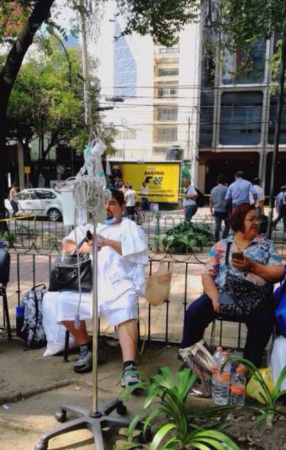 Un paciente desalojado en la calle Durango, en Ciudad de México.